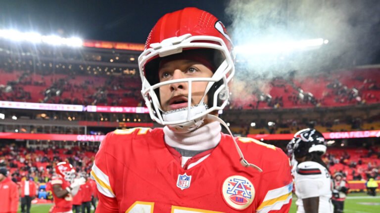 Mahomes challenges Chiefs teammates amid dwindling playoff hopes