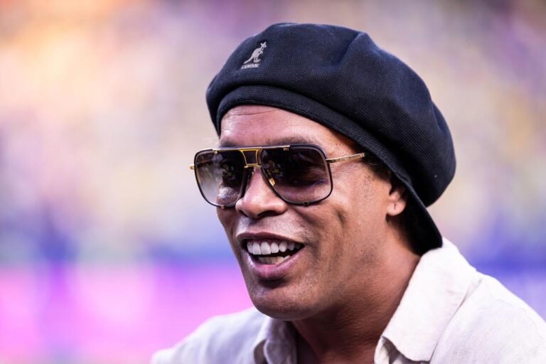 Ronaldinho signs for Serie C side