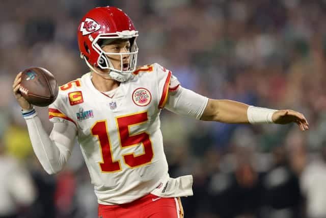 Mahomes extends Chiefs contract to 2033