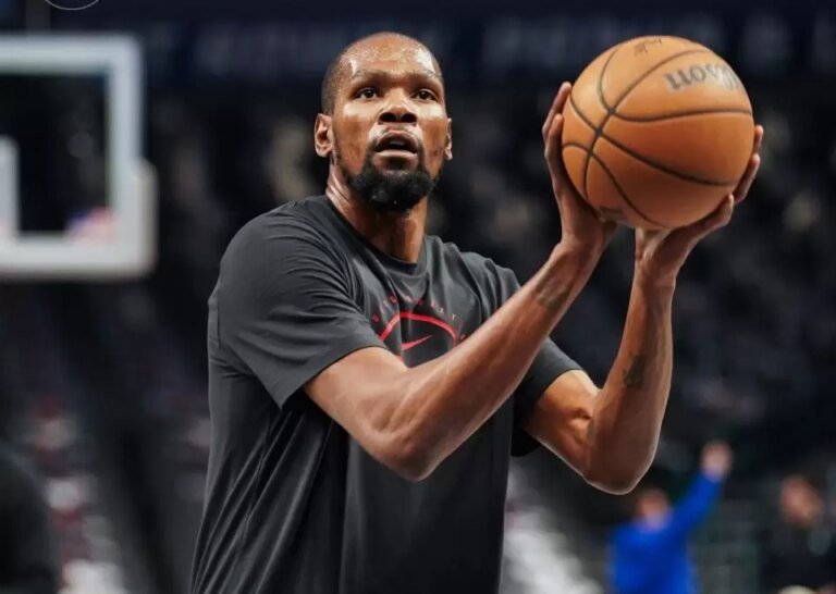 Kevin Durant snubs Lionel Messi at Fanatics Fest