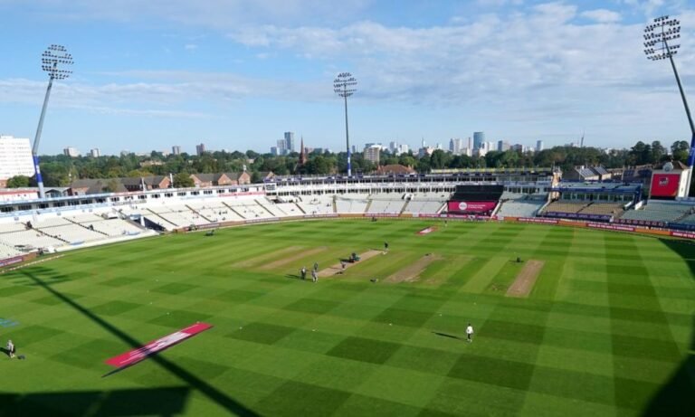 Katie George and Charis Pavely sign new deals at Warwickshire