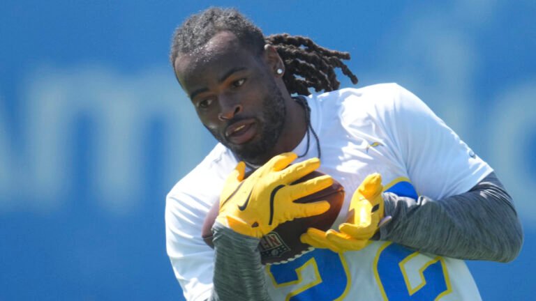 Giants’ Harris signing raises an obvious Skattebo question