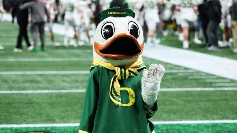 The Oregon Duck Found The Perfect Entrance To Ensure Its Head Didn’t Fall Off